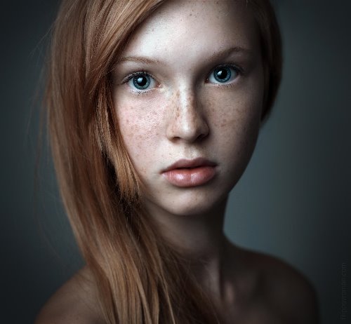 девушка с большими круглыми глазами и рыжими волосами