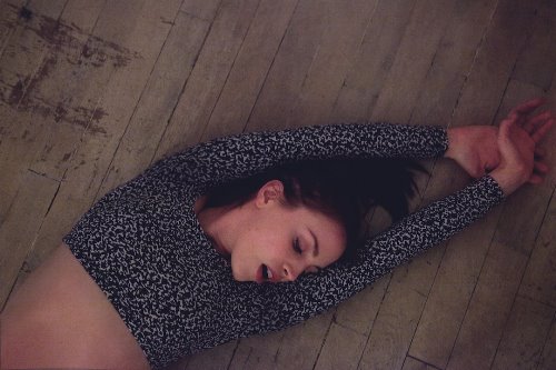 девушка подросток растянулась на полу