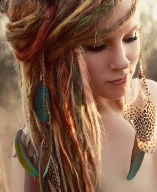 девушка с дредами сережки с перьями