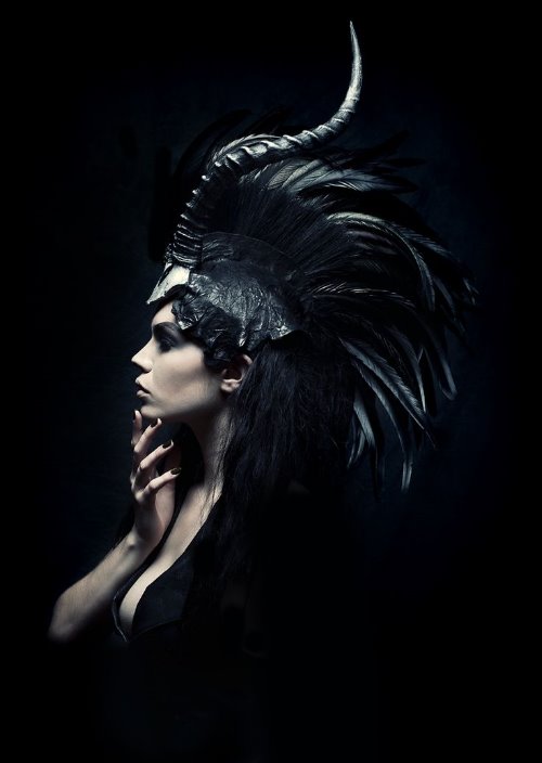 черный фон черный маникюр черная маска с перьями у девушки на голове