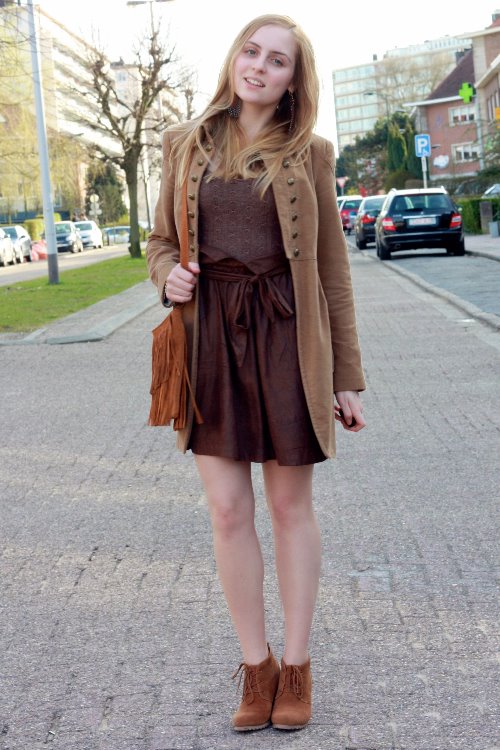 блондинка одета в коричнево рыжие тона с сумкой