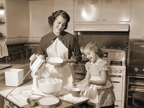 дочка помогает маме на кухне