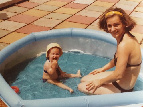 с мамой в бассейне веселая фотосессия