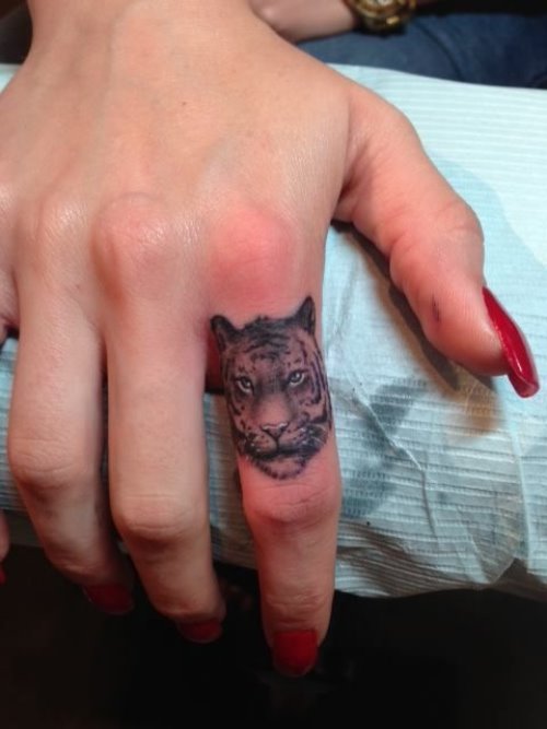 татуировка морда тигра на указательном пальце