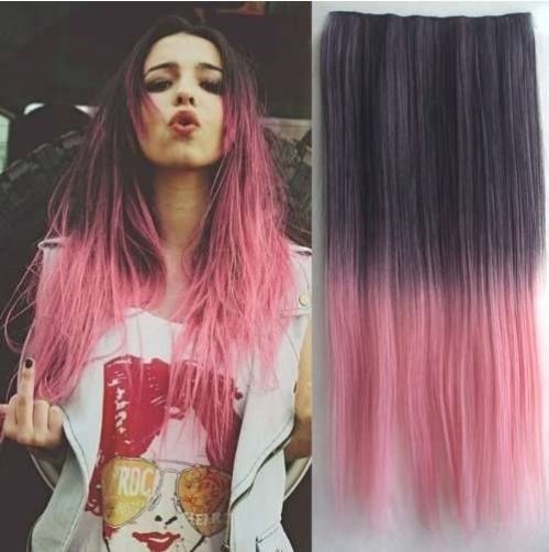 розовые кончики волос девушки показывающей фак