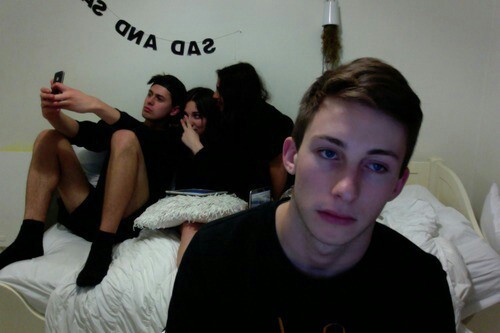 парень снимает на веб камеру своих друзей парня и двоих девушек