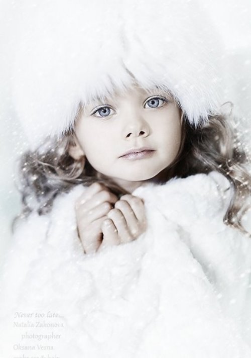 девочка с большими синими глазами в белых мехах как Снегурочка