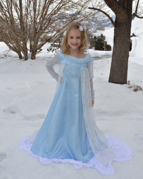 девочка в легком платьице на морозе на снегу
