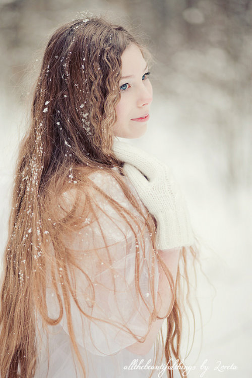 синеглазая русая девушка с длинными волосами в легкой одежде на снегу зимой