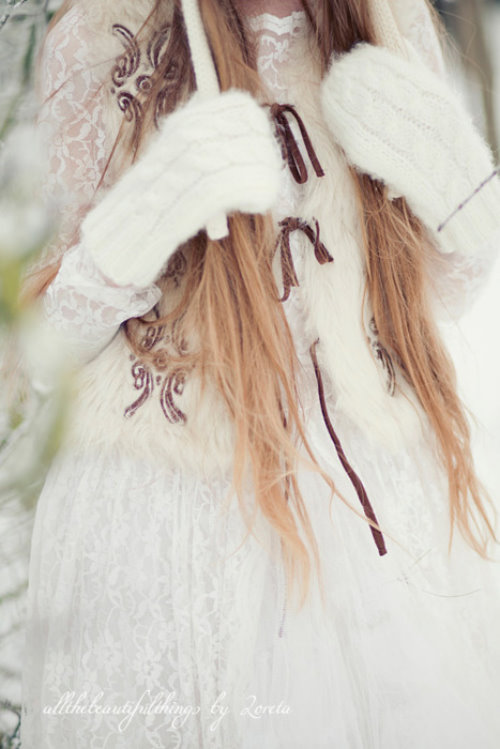 девушка с длинными светлыми волосами в легком платье и теплых белых варежках идея для фотосъемки в образе Снегурочки зимой
