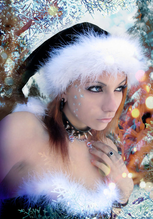 готическая Снегурочка с шипами на шее и ярким макияжем