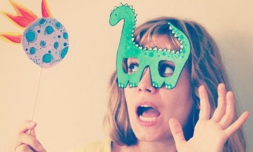 девушка в бумажной самодельной маске динозавра и кометы