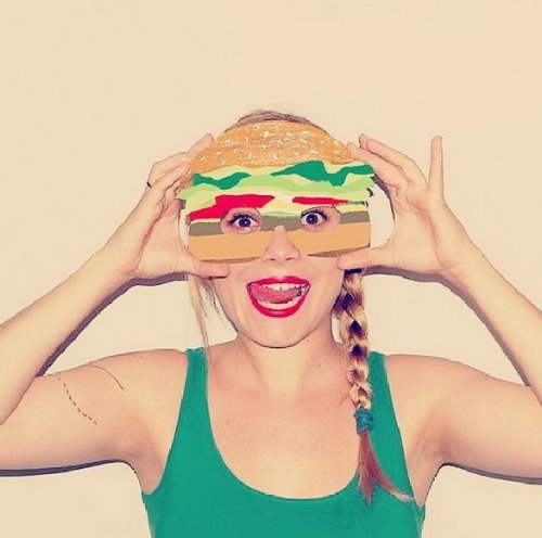 девушка в зеленой майке в очках гамбургерах