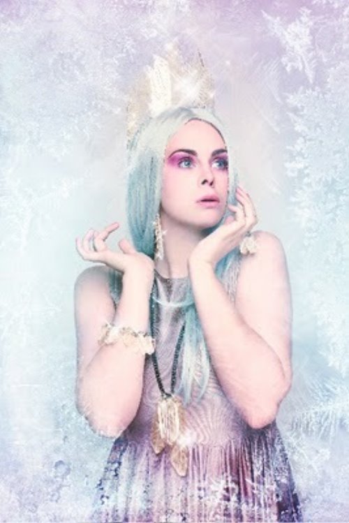 удивленная девушка снежная королева с синими волосами в короне