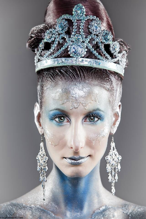 обледеневшая королева в короне и синим макияжем с высокой прической