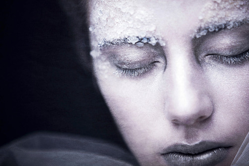 лицо девушки с зимним макияжем для фотосессии с закрытыми глазами