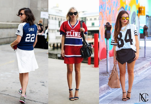 три девушки в спортивной уличной стильной модной одежде в городе летом