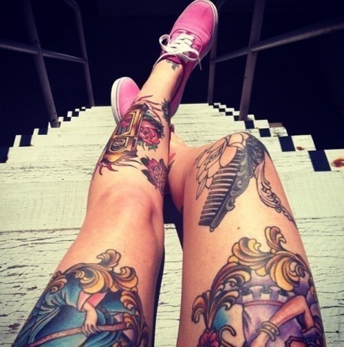 Ножки с татуировками цветов и людей в розовых кедах на ступеньках.