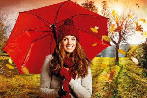 рыжая в красной шапке рукавицах, шарфе под красным зонтом среди листьев