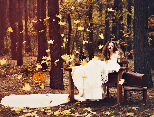 идеи для фотосессии швея в осеннем лесу, листопад, растрепанные волосы, тыква под деревом