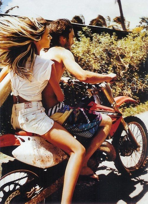 Фото парень и девушка на мотоцикле