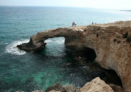 арка над морем в Каво Греко