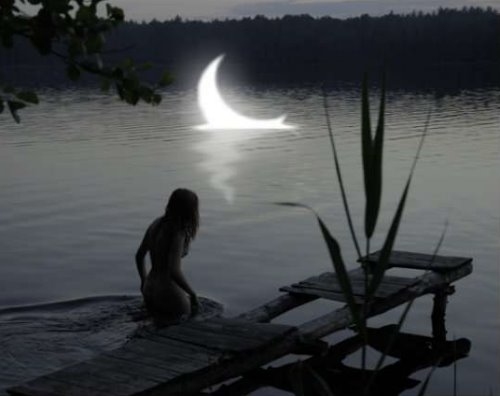 девушка в озере смотрит на луну