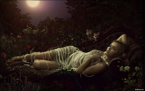 девушка в украшениях лежит на диване в лесу под луной