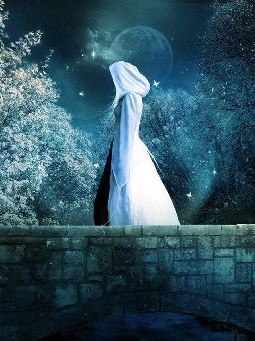 девушка идёт по мосту в белом капюшоне ночью под луной