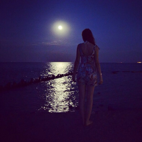 девушка спиной ночью на берегу моря под луной