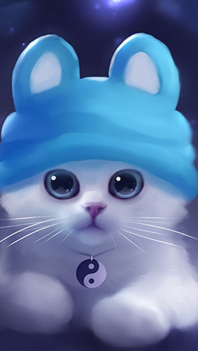 белый котёнок в голубой шапке с ушками