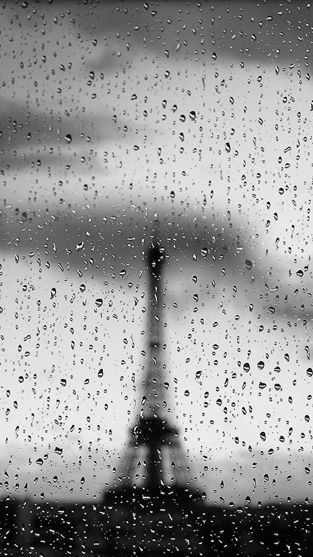 эйфелева башня за мокрым окном