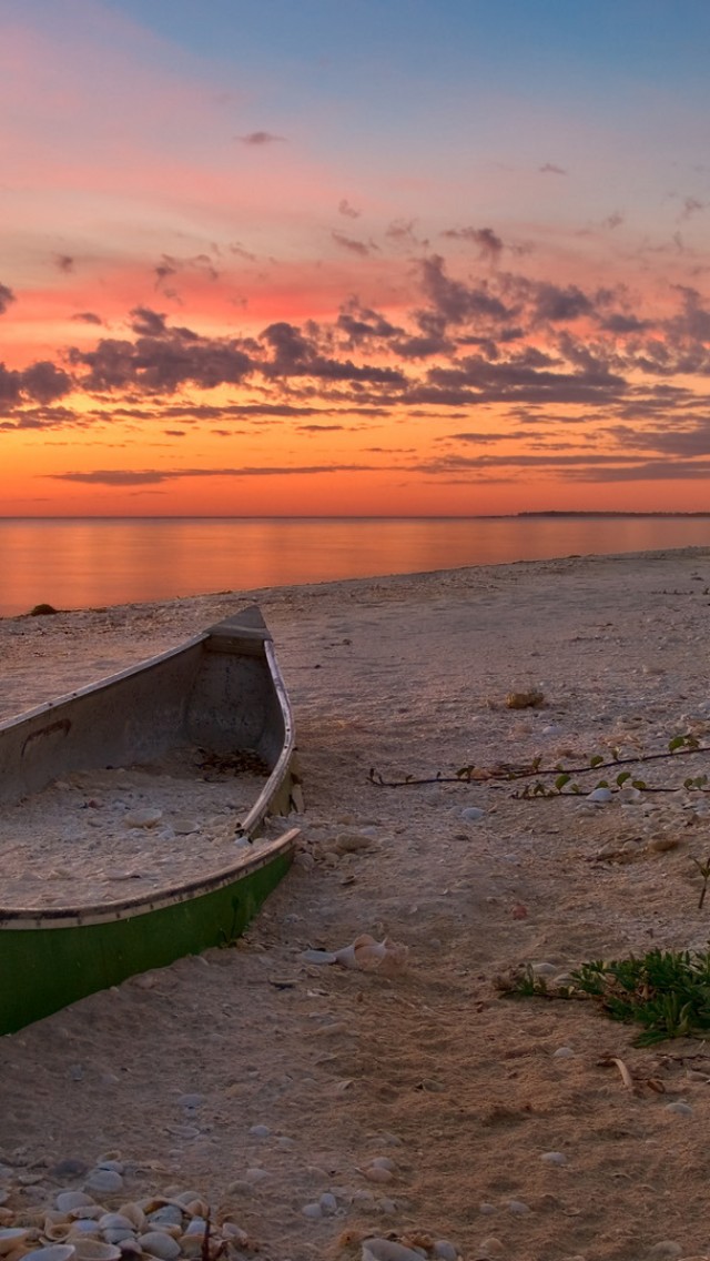 лодка на берегу моря на рассвете