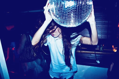 девушка с диско-шаром в руках