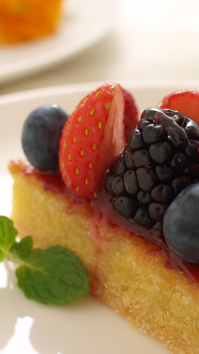 бисквитный торт с красивыми ягодами