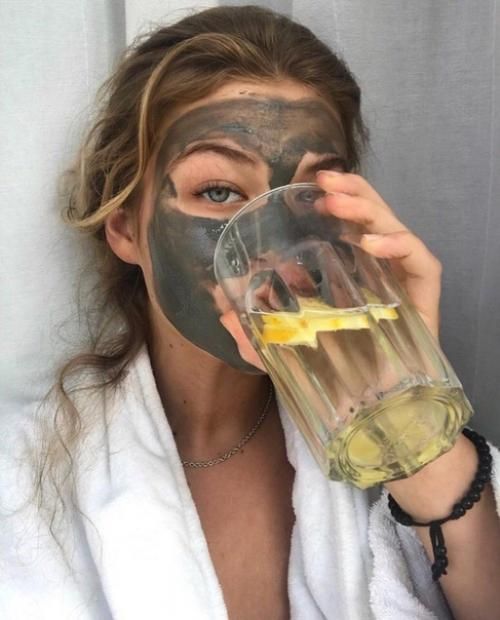 Утренний ритуал - стакан лимонной воды и маска для лица