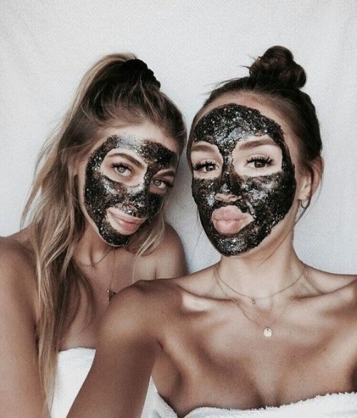 Девушки в сияющих масках для красоты лица