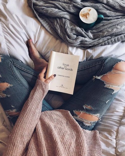 Любовь и другие слова, девушка читает книгу в джинсах