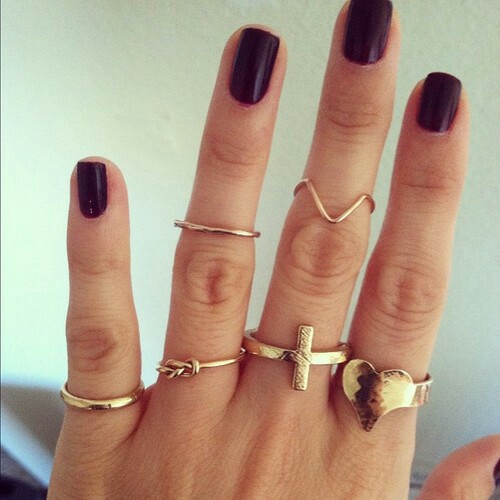 Золотые фаланговые кольца на изящной руке девушки
