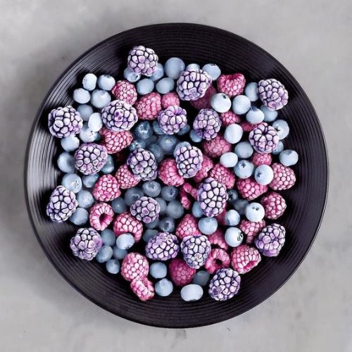 Тарелка с замороженными ягодами