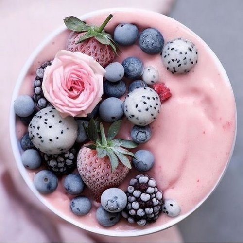 Розовый смузи с ягодами и цветами