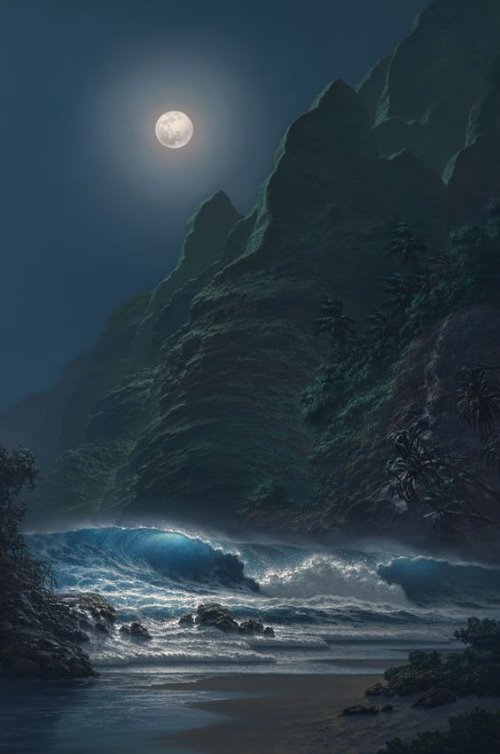 Полная луна освещает горы и голубую морскую волну