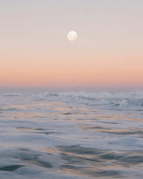 Полная луна над вечерним морем