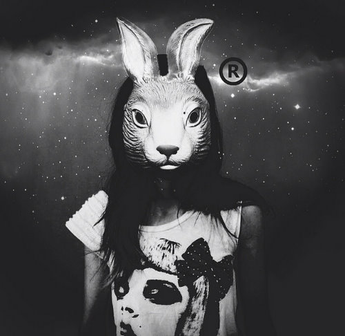Девушка в белой футболке с принтом в маске крольчихи
