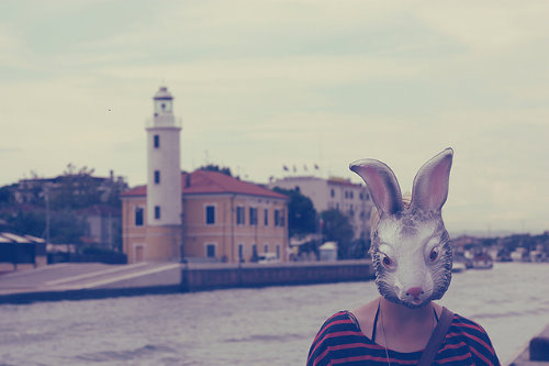 Девушка в маске кролика в городских пейзажах
