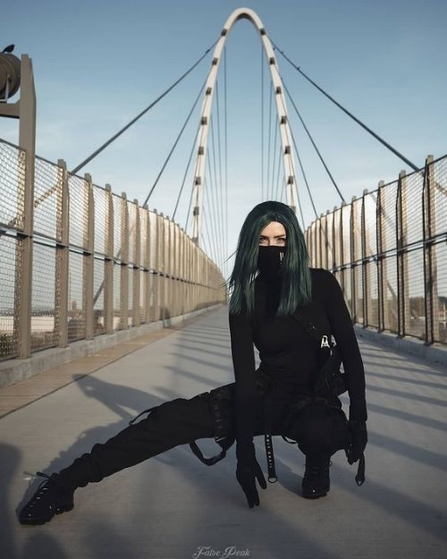 Девушка на мосту в черной маске