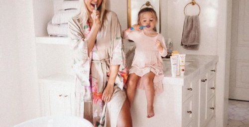 Утренний ритуал с маленькой дочкой чистить зубки