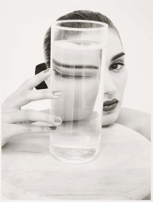 Портрет с стаканом воды