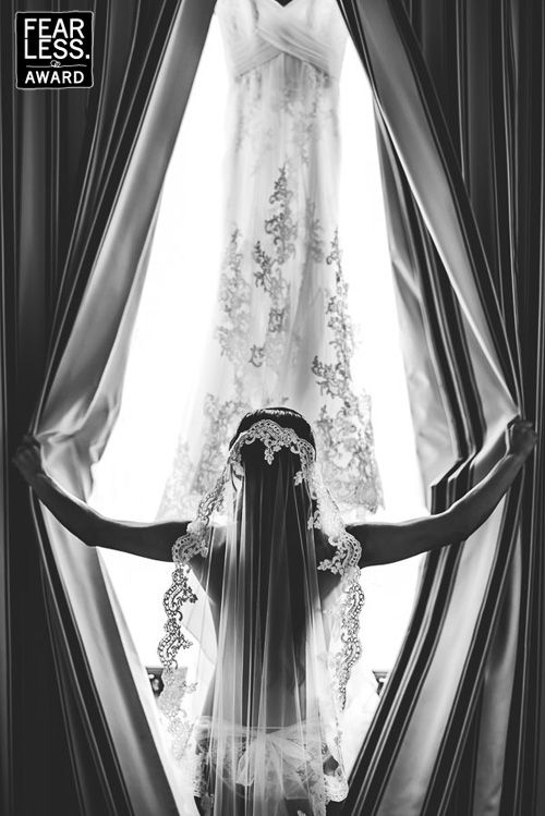 Невеста распахнула шторы, а там платье