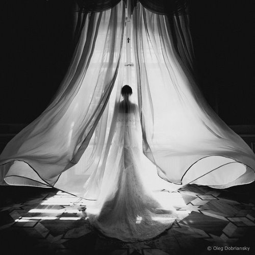 Невеста окутана шлейфом штор